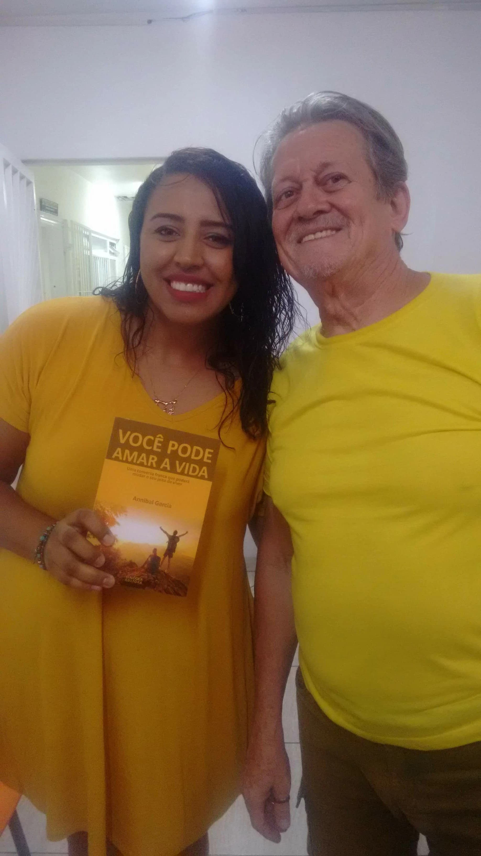Leitor com o livro Você Pode Amar a Vida de Annibal Garcia - Registro 15