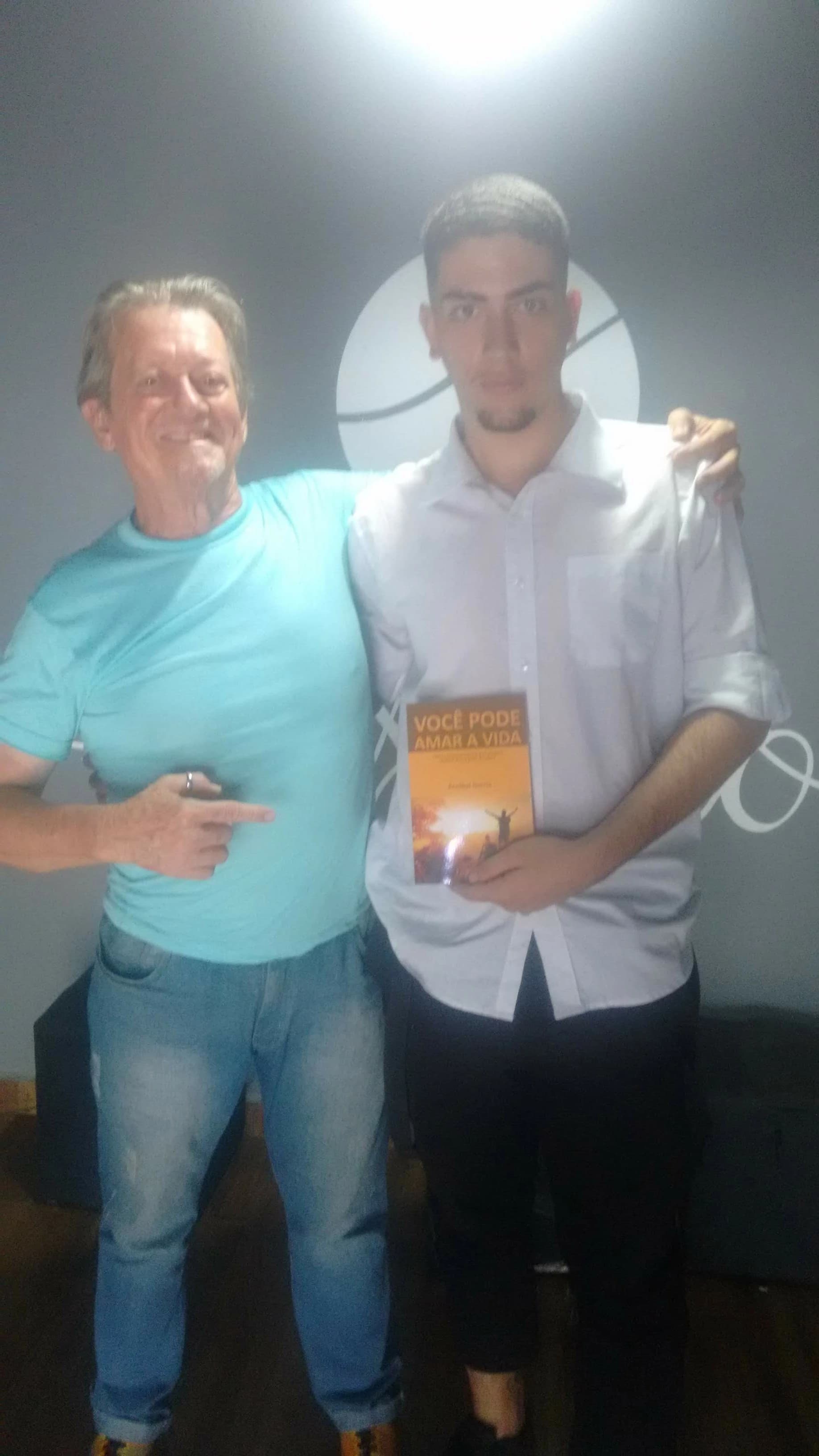 Leitor com o livro Você Pode Amar a Vida de Annibal Garcia - Registro 17