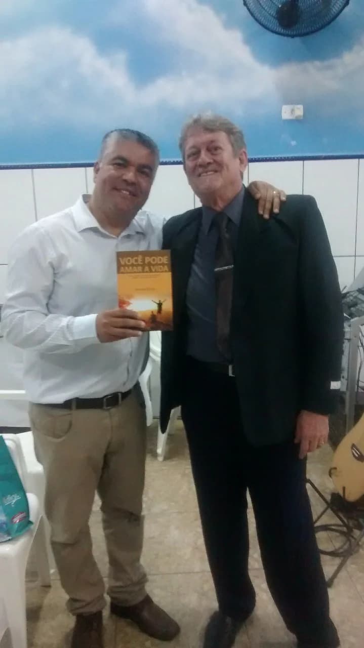 Leitor com o livro Você Pode Amar a Vida de Annibal Garcia - Registro 19