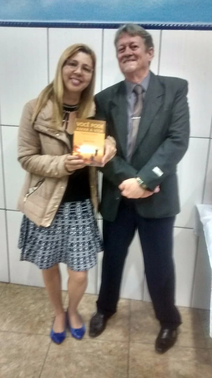 Leitor com o livro Você Pode Amar a Vida de Annibal Garcia - Registro 20