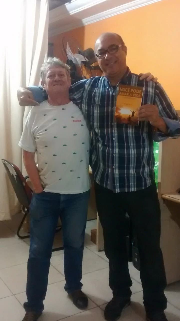 Leitor com o livro Você Pode Amar a Vida de Annibal Garcia - Registro 21