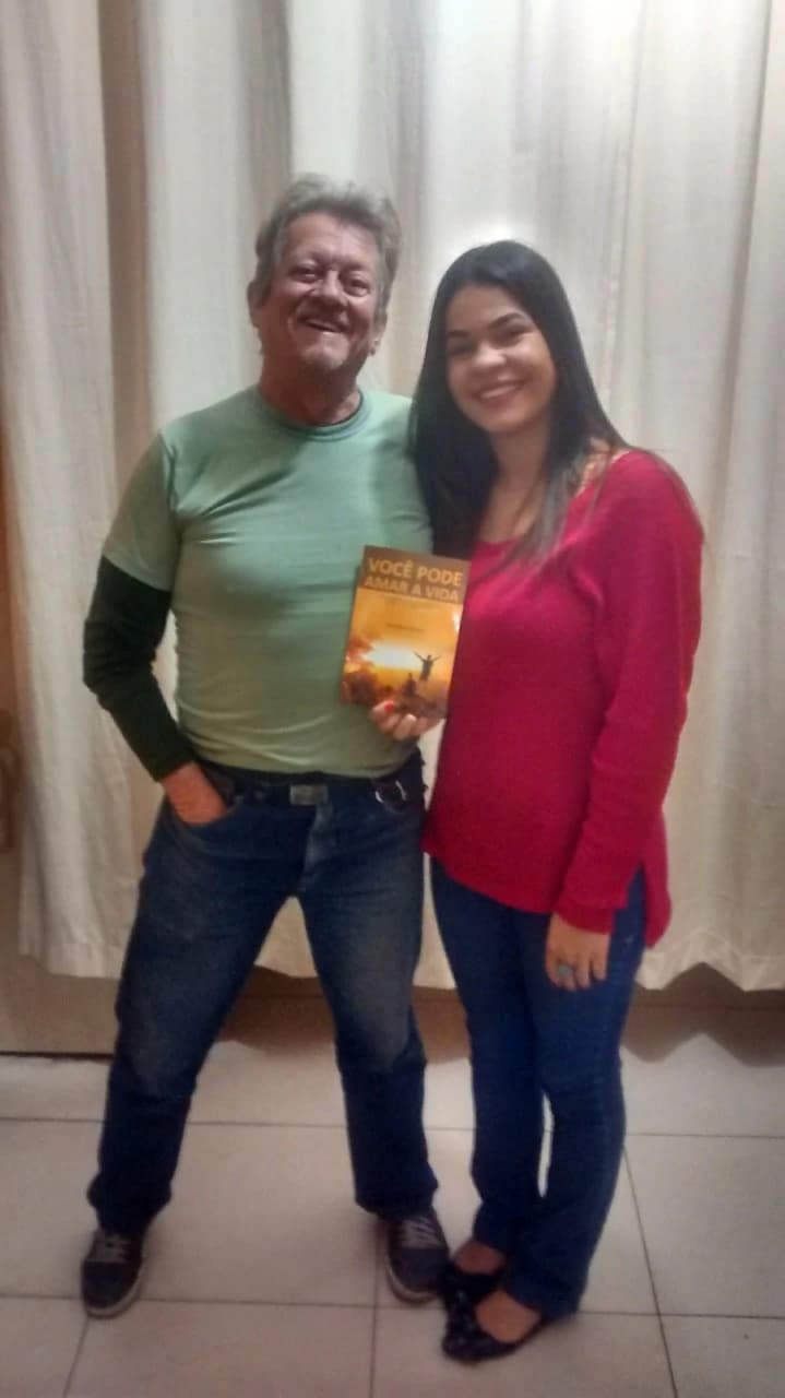 Leitor com o livro Você Pode Amar a Vida de Annibal Garcia - Registro 22
