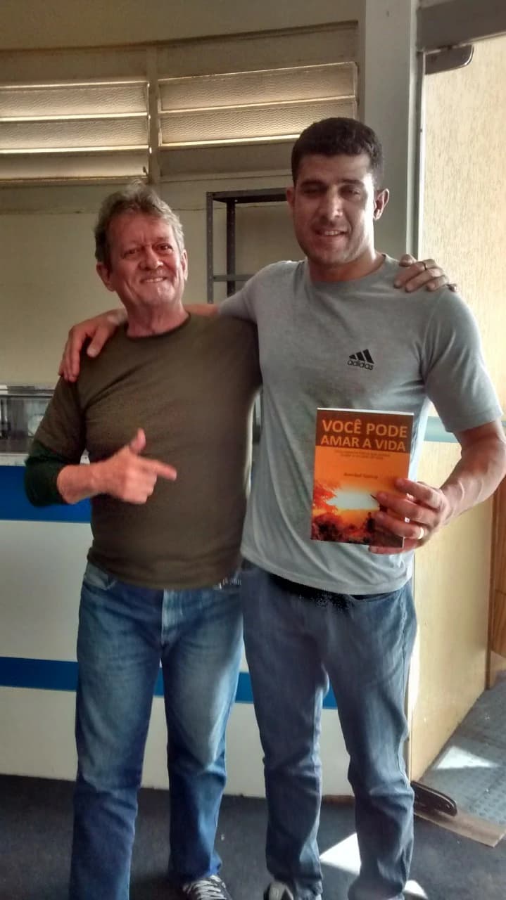 Leitor com o livro Você Pode Amar a Vida de Annibal Garcia - Registro 23