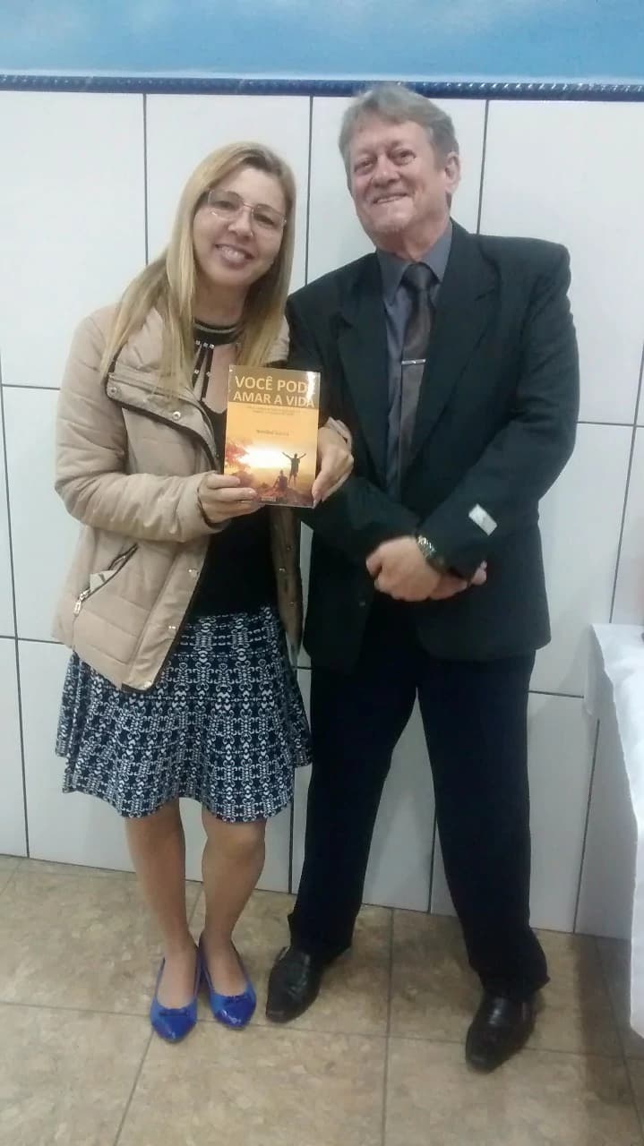 Leitor com o livro Você Pode Amar a Vida de Annibal Garcia - Registro 24