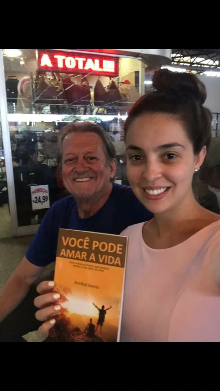 Leitor com o livro Você Pode Amar a Vida de Annibal Garcia - Registro 25