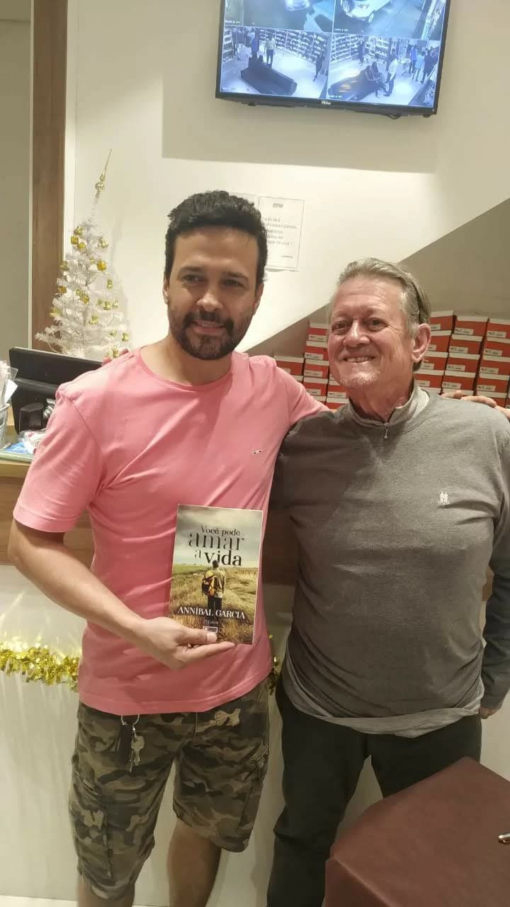 Leitor com o livro Você Pode Amar a Vida de Annibal Garcia - Registro 27