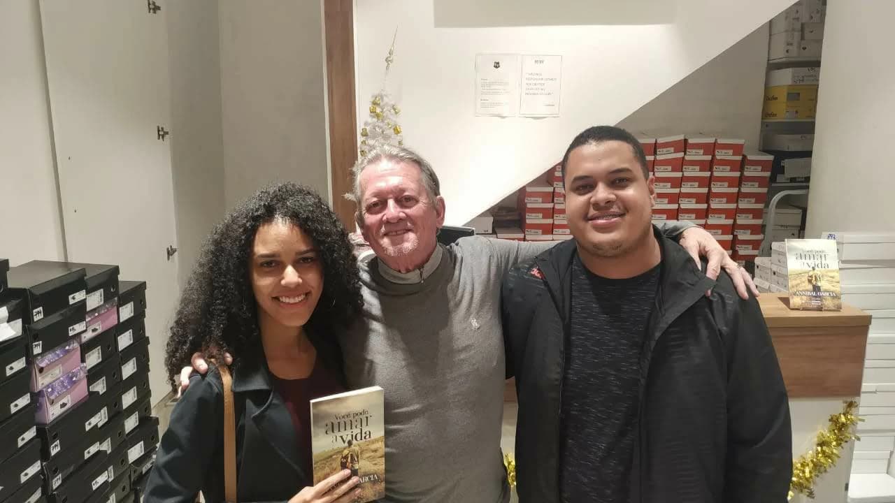 Leitor com o livro Você Pode Amar a Vida de Annibal Garcia - Registro 28