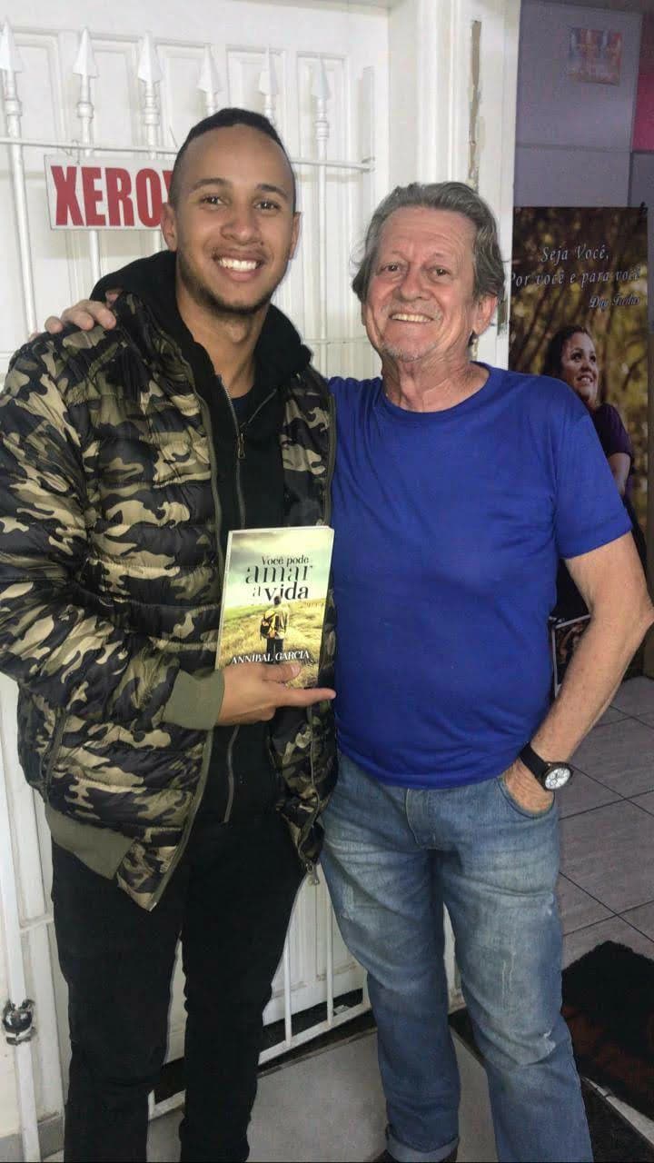 Leitor com o livro Você Pode Amar a Vida de Annibal Garcia - Registro 31