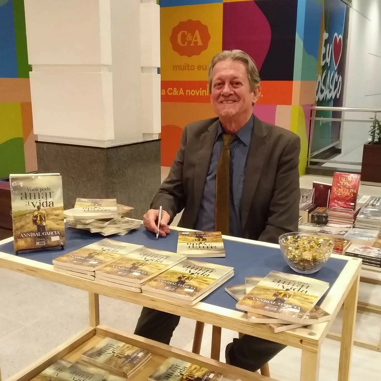 Leitor com o livro Você Pode Amar a Vida de Annibal Garcia - Registro 32