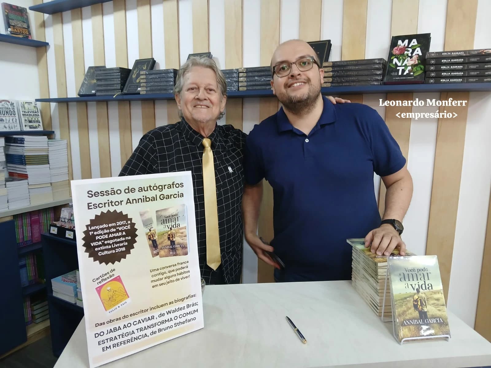 Leitor com o livro Você Pode Amar a Vida de Annibal Garcia - Registro 43