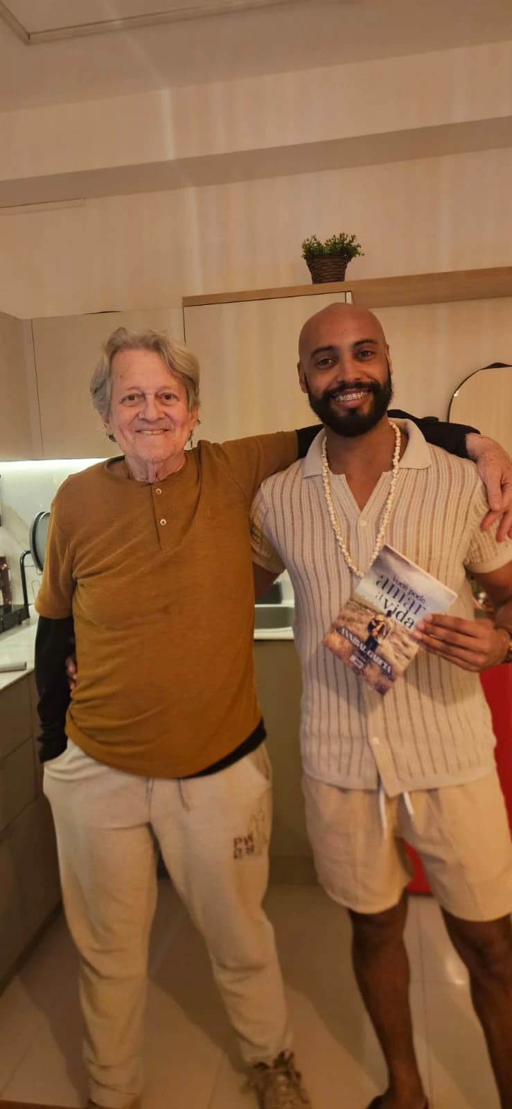 Leitor com o livro Você Pode Amar a Vida de Annibal Garcia - Registro 44