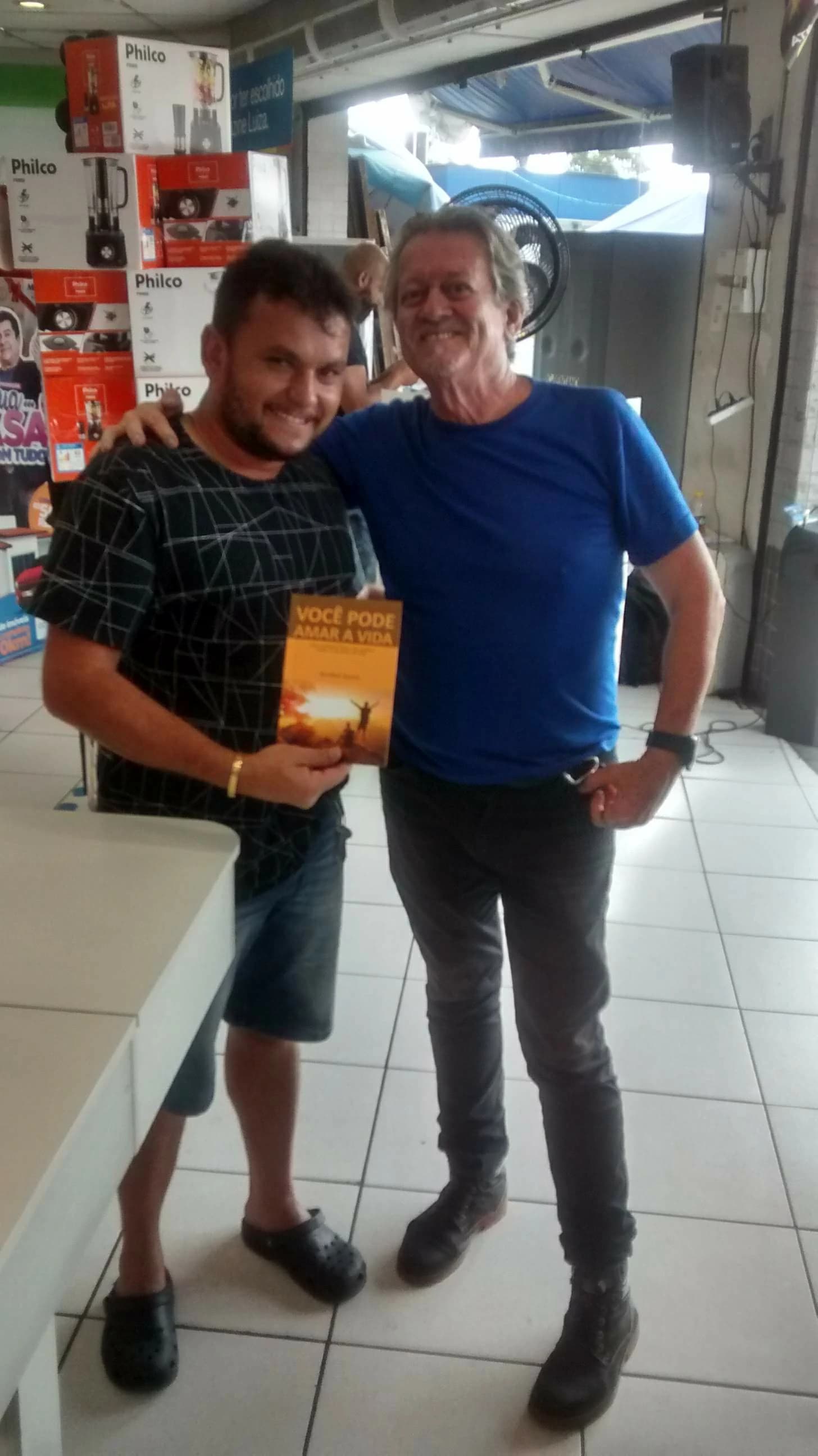 Sessão de autógrafos e encontro com leitores de Você Pode Amar a Vida - Foto 49