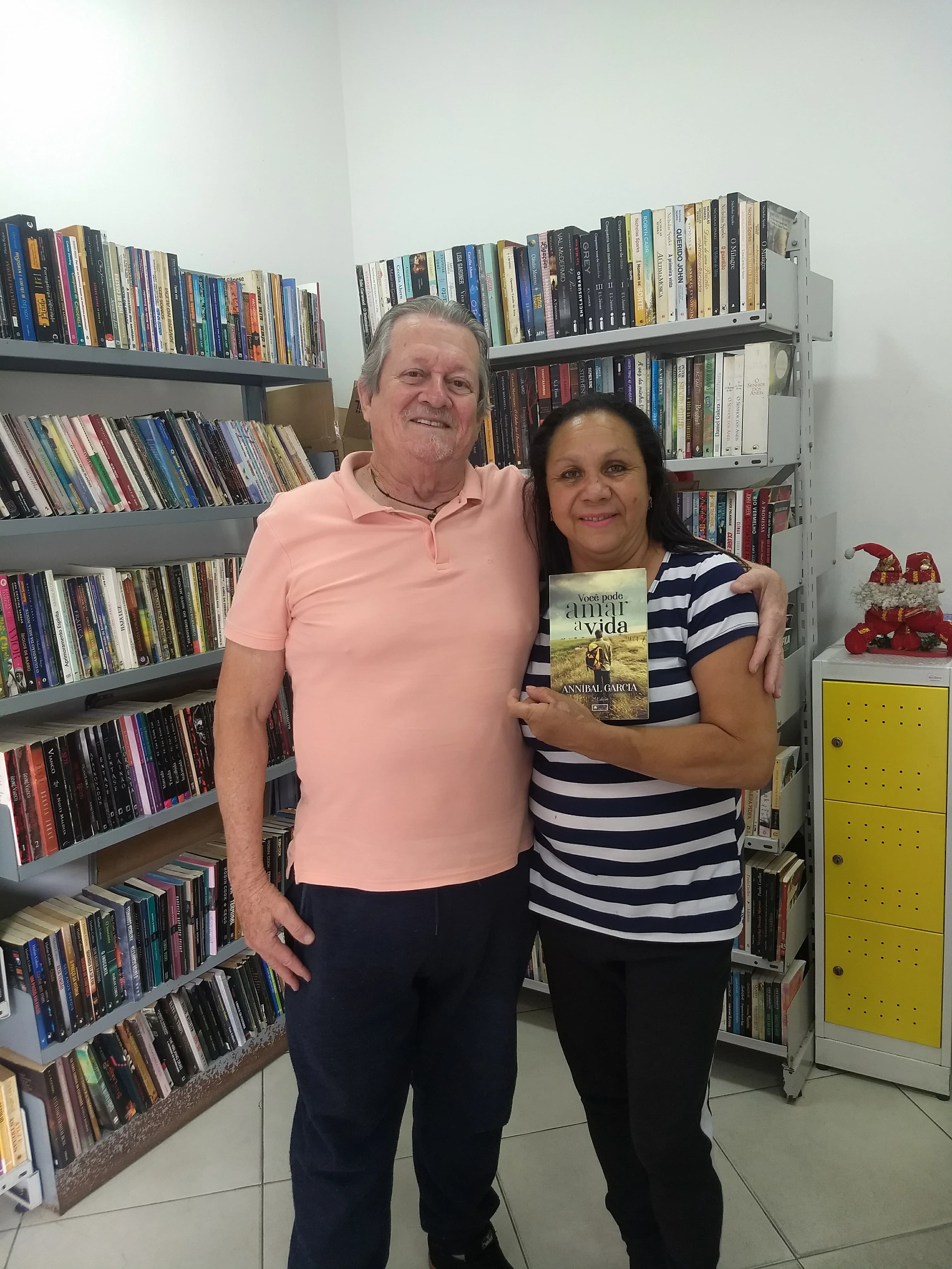 Leitor com o livro Você Pode Amar a Vida de Annibal Garcia - Registro 50