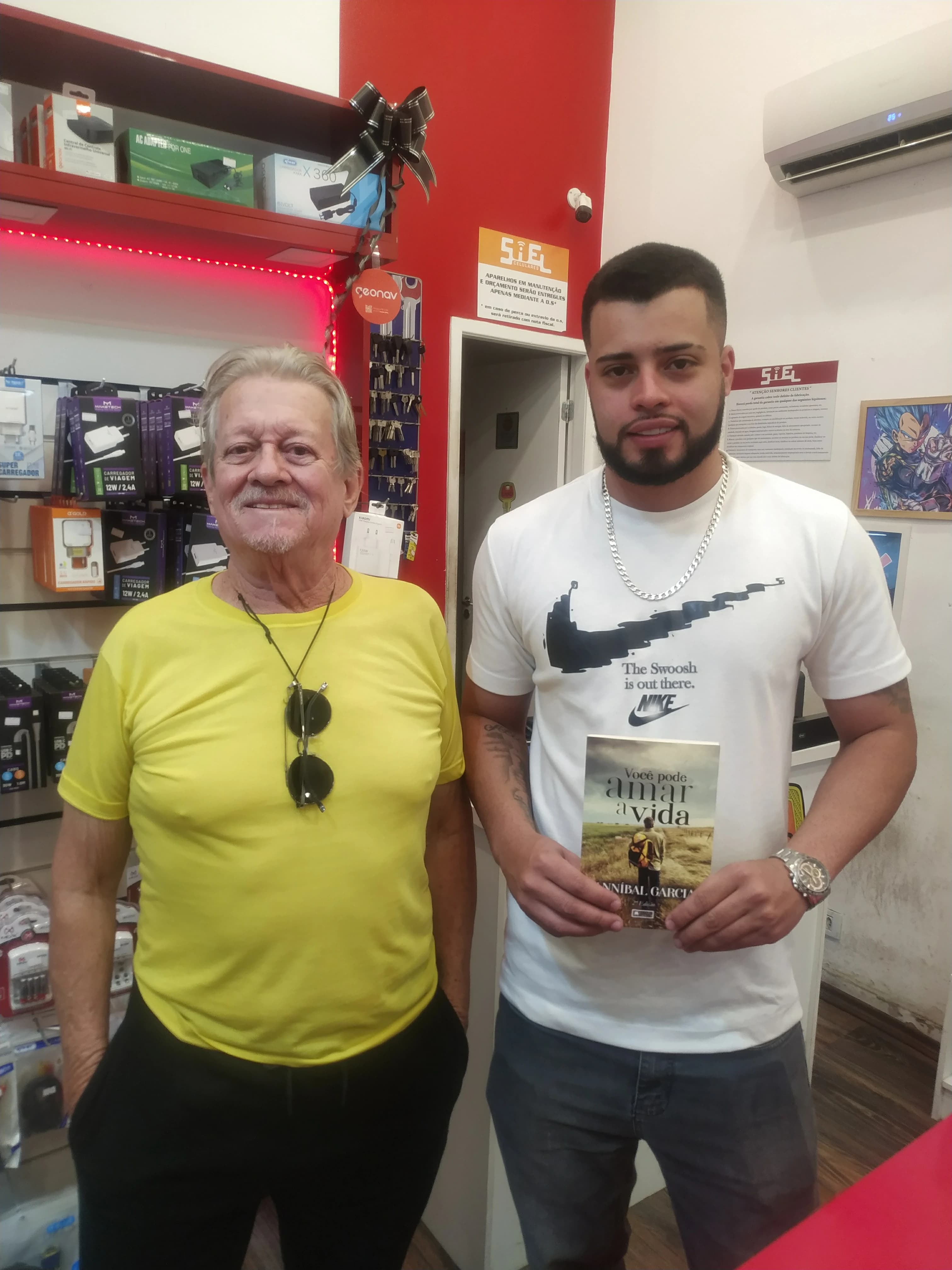 Leitor com o livro Você Pode Amar a Vida de Annibal Garcia - Registro 54