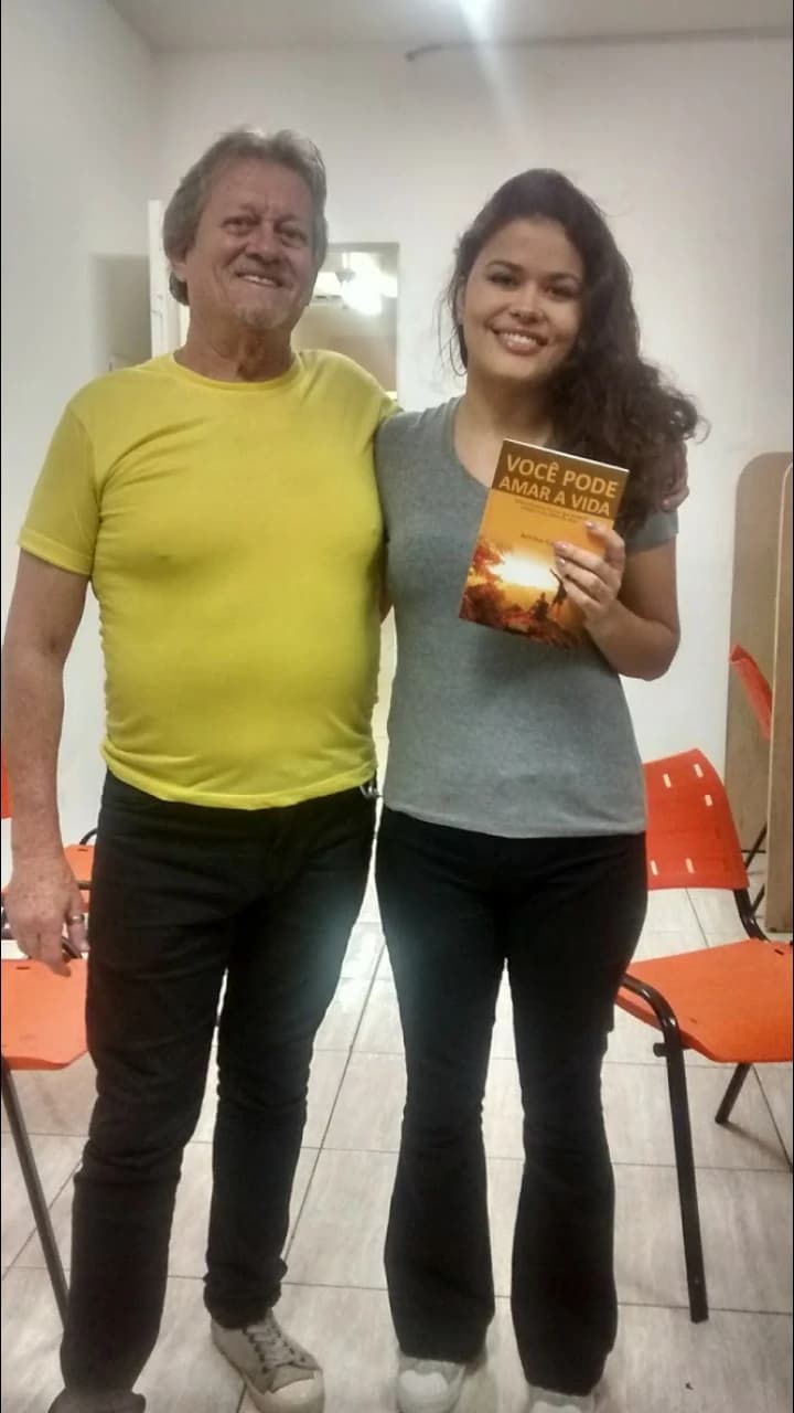 Leitor com o livro Você Pode Amar a Vida de Annibal Garcia - Registro 56