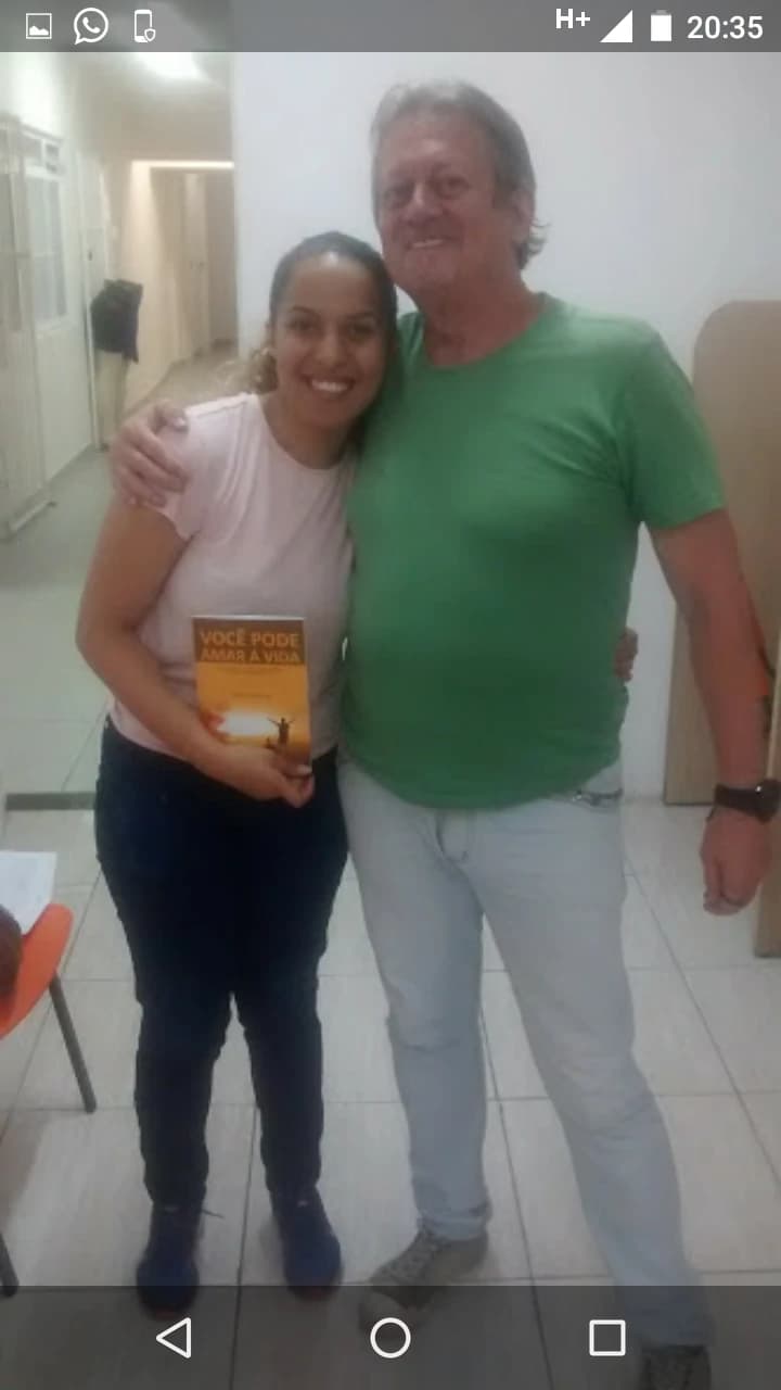 Leitor com o livro Você Pode Amar a Vida de Annibal Garcia - Registro 58