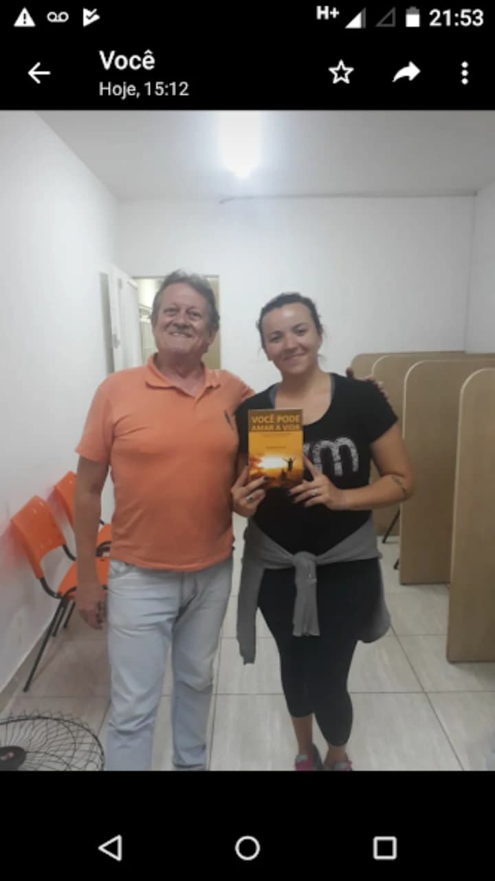 Leitor com o livro Você Pode Amar a Vida de Annibal Garcia - Registro 59