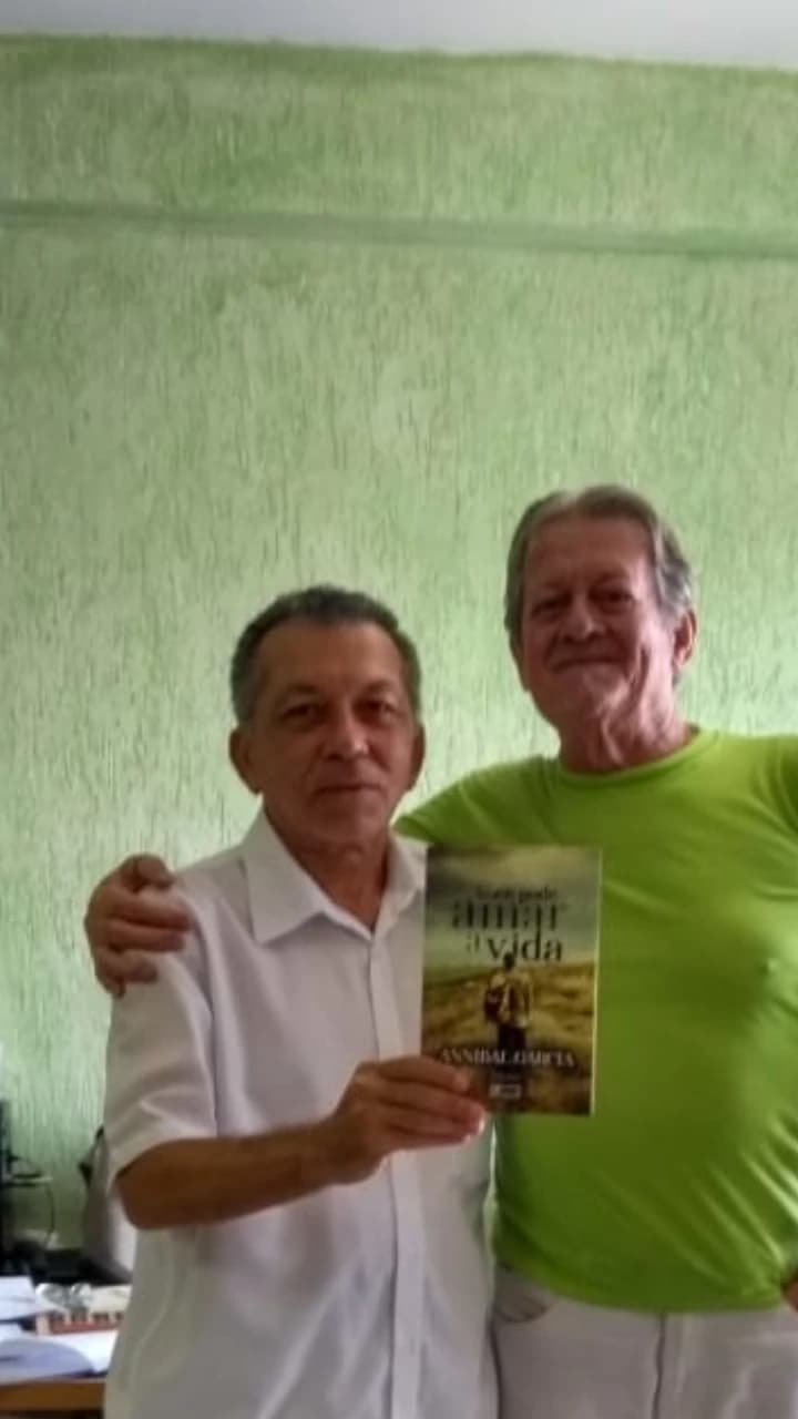 Leitor com o livro Você Pode Amar a Vida de Annibal Garcia - Registro 62