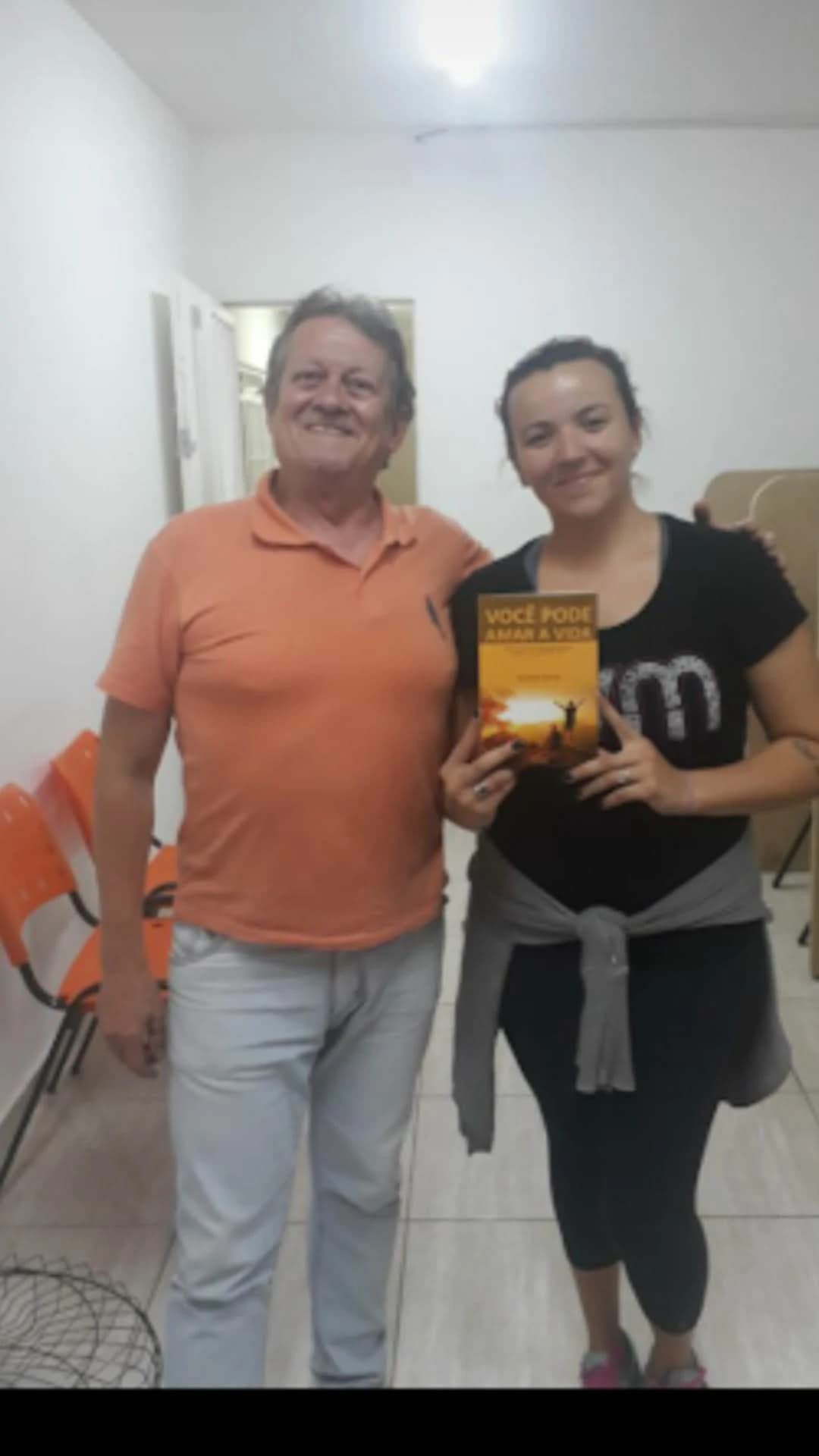 Leitor com o livro Você Pode Amar a Vida de Annibal Garcia - Registro 66