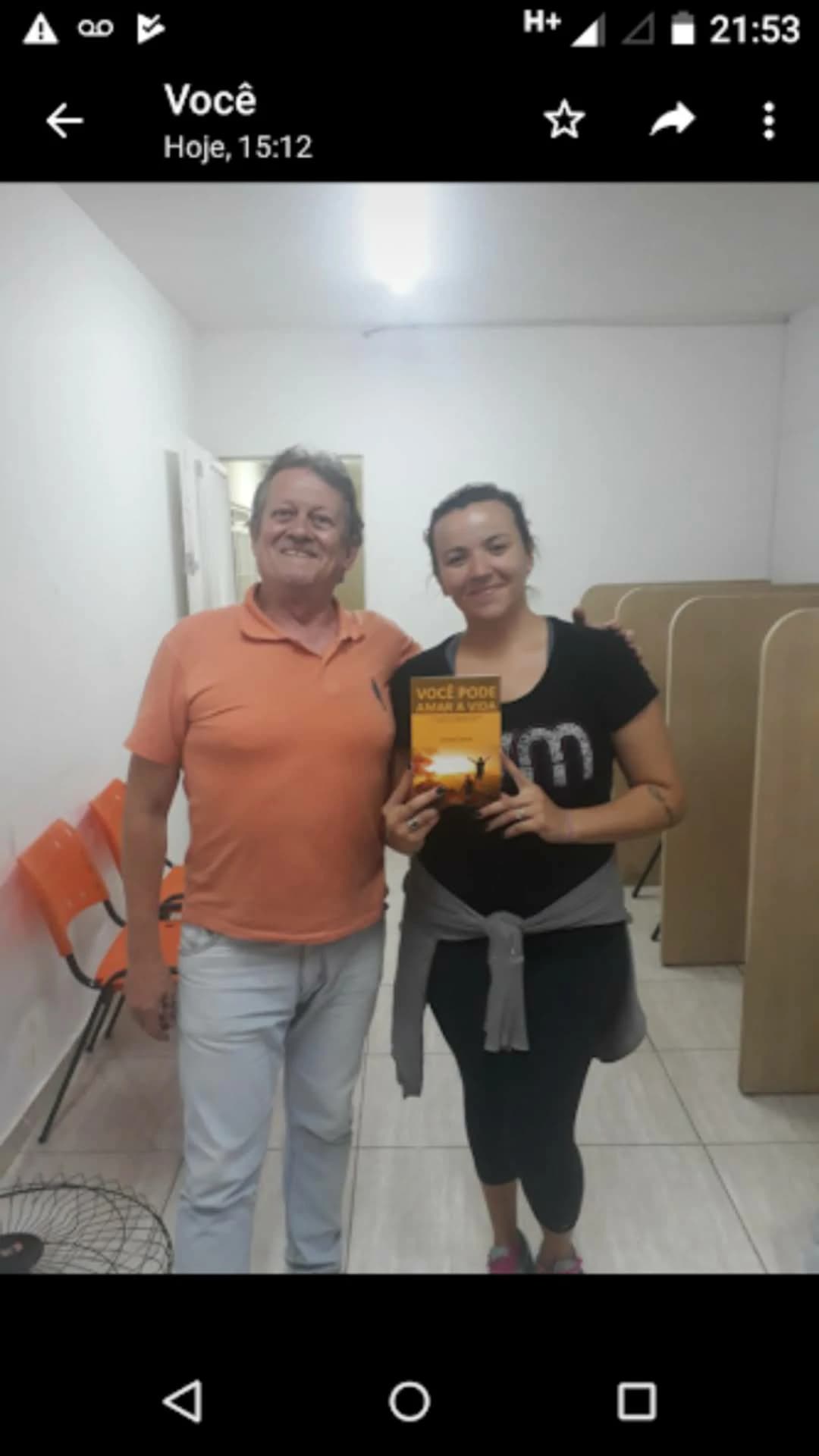 Leitor com o livro Você Pode Amar a Vida de Annibal Garcia - Registro 70