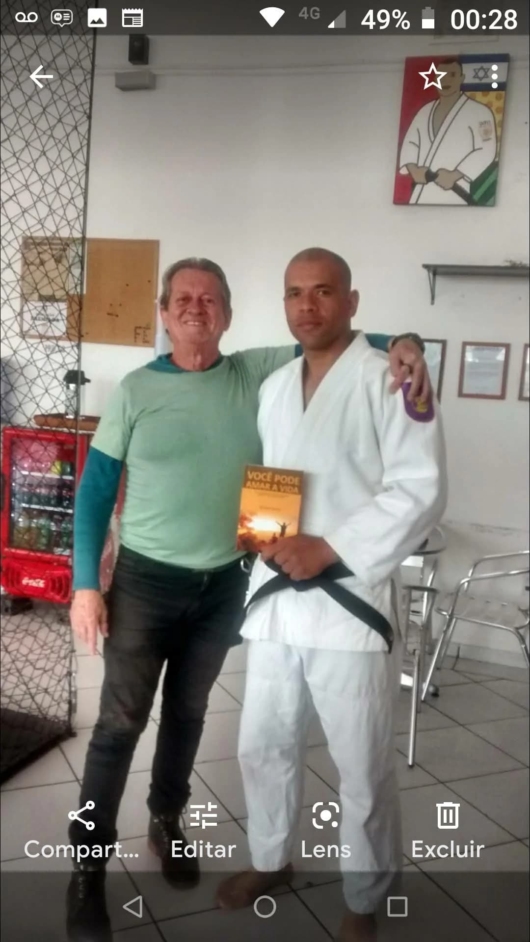 Leitor com o livro Você Pode Amar a Vida de Annibal Garcia - Registro 77
