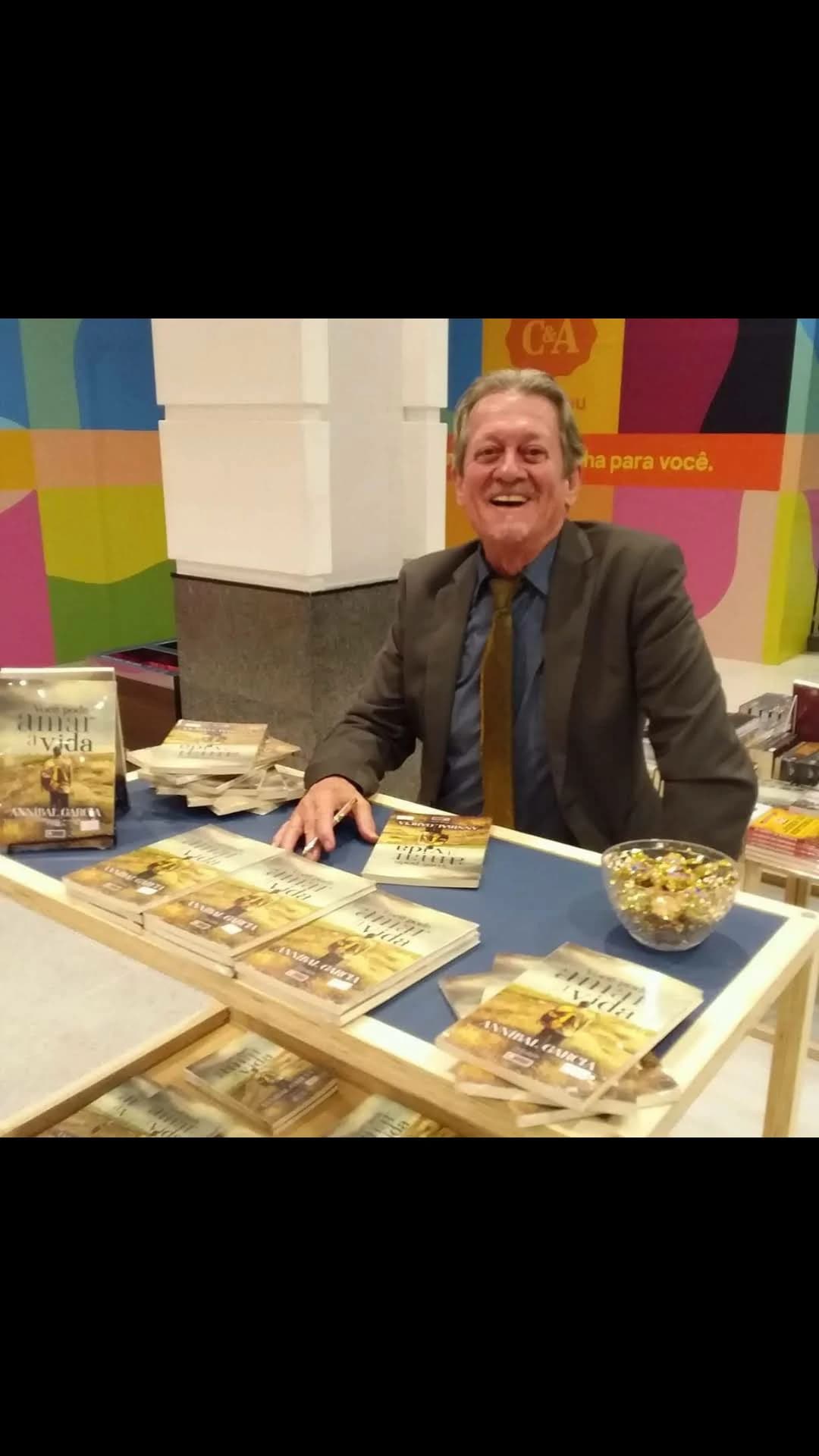 Leitor com o livro Você Pode Amar a Vida de Annibal Garcia - Registro 78