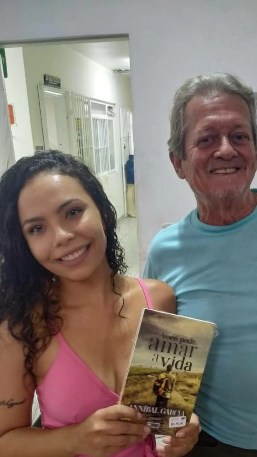 Leitor com o livro Você Pode Amar a Vida de Annibal Garcia - Registro 80