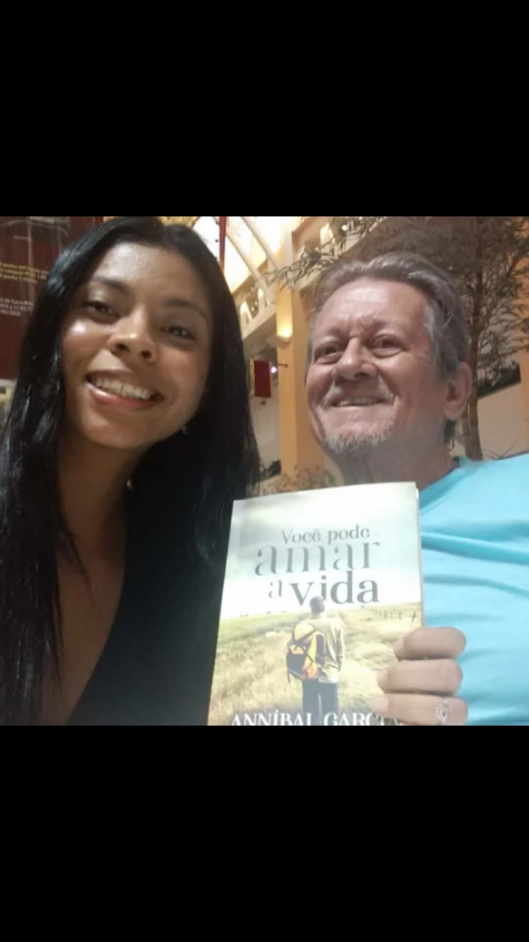 Leitor com o livro Você Pode Amar a Vida de Annibal Garcia - Registro 81