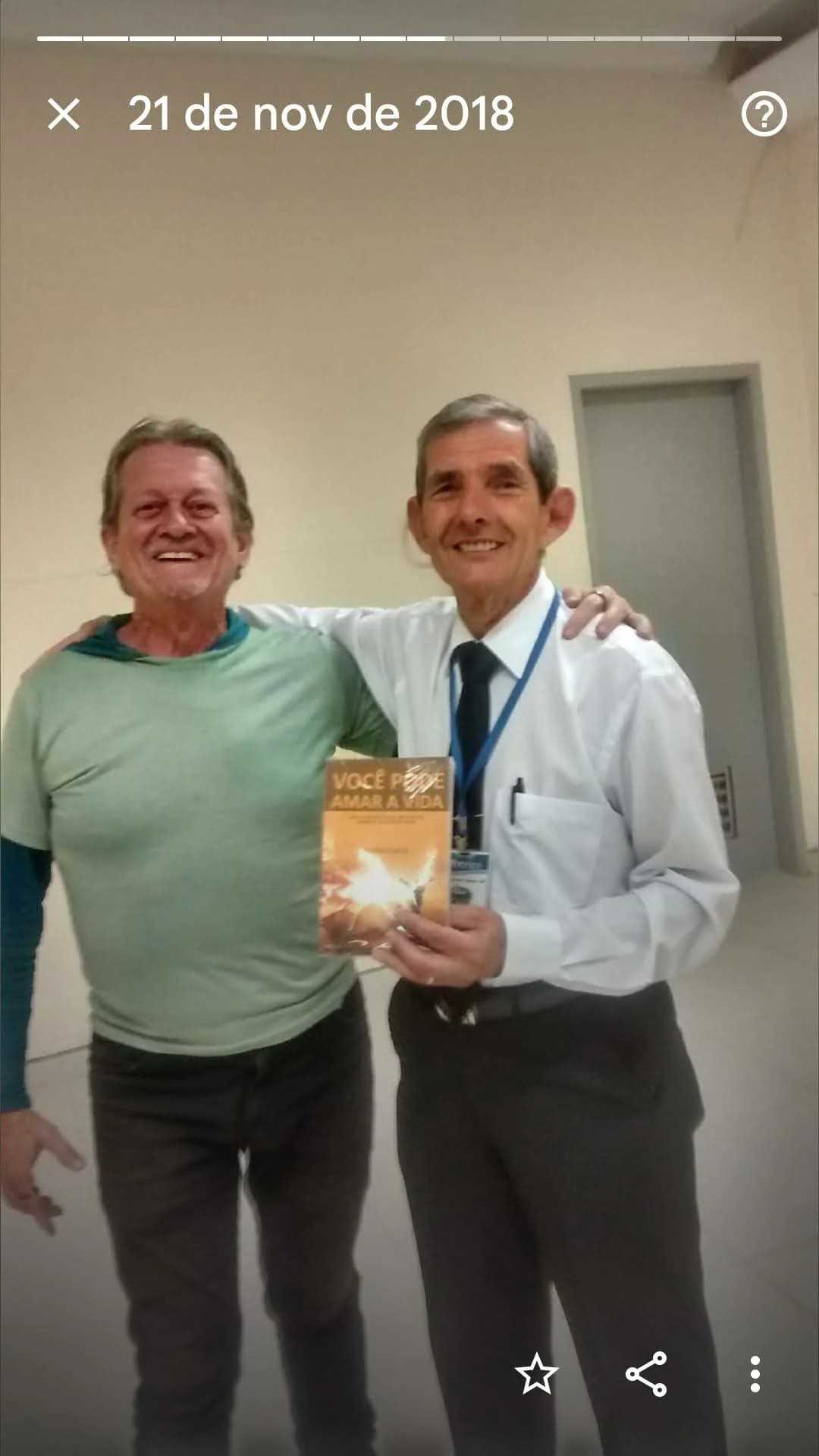 Leitor com o livro Você Pode Amar a Vida de Annibal Garcia - Registro 82