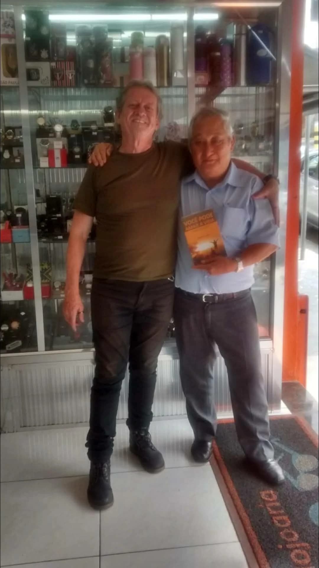Leitor com o livro Você Pode Amar a Vida de Annibal Garcia - Registro 83