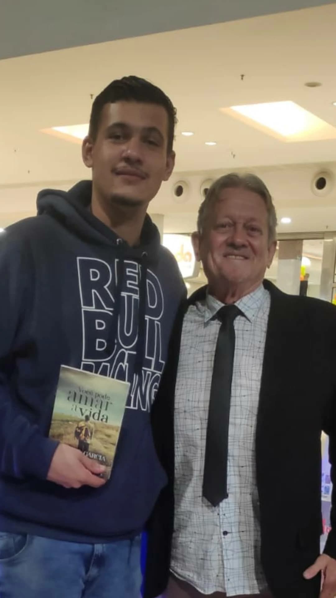 Leitor com o livro Você Pode Amar a Vida de Annibal Garcia - Registro 87