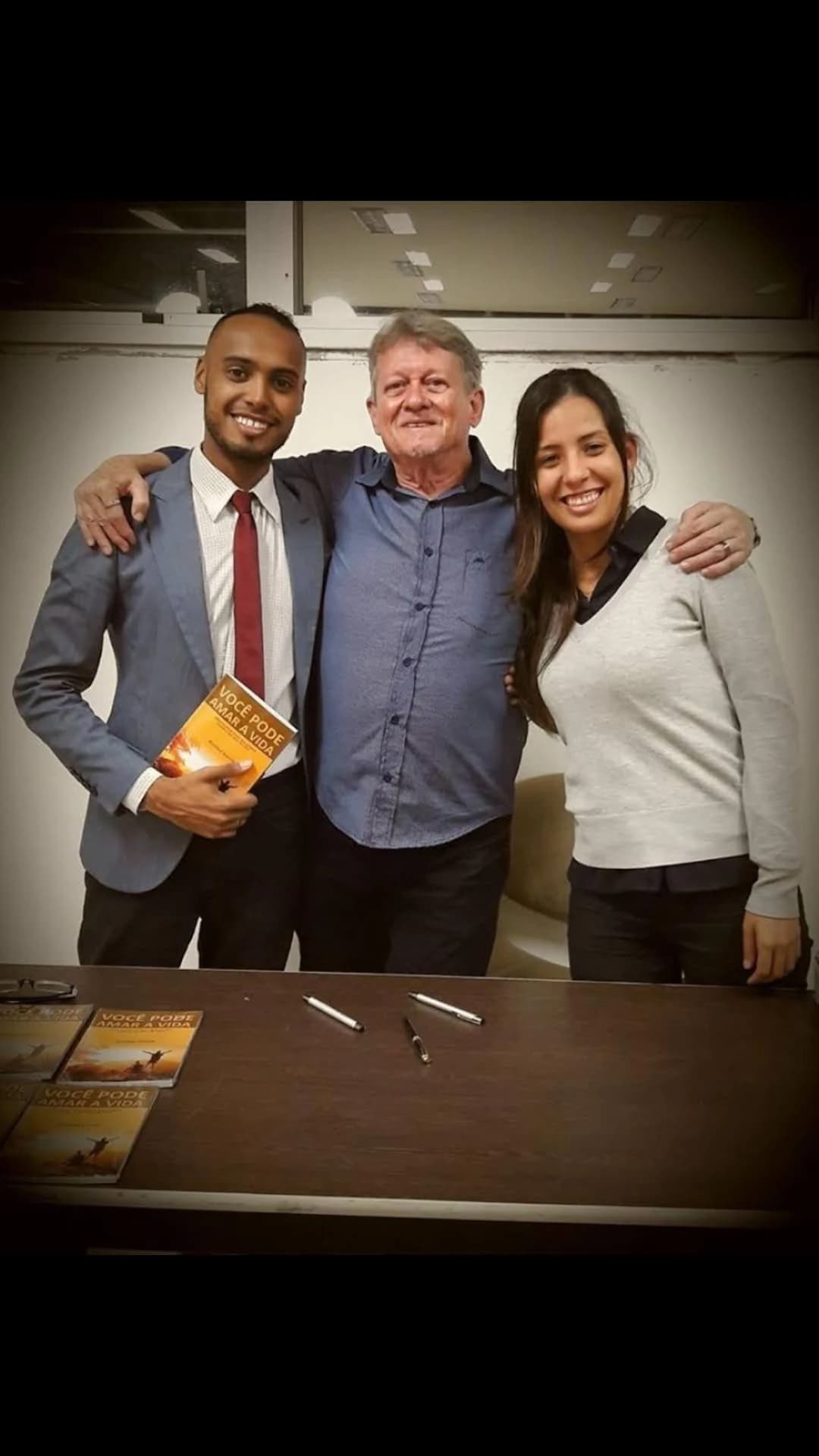 Leitor com o livro Você Pode Amar a Vida de Annibal Garcia - Registro 97