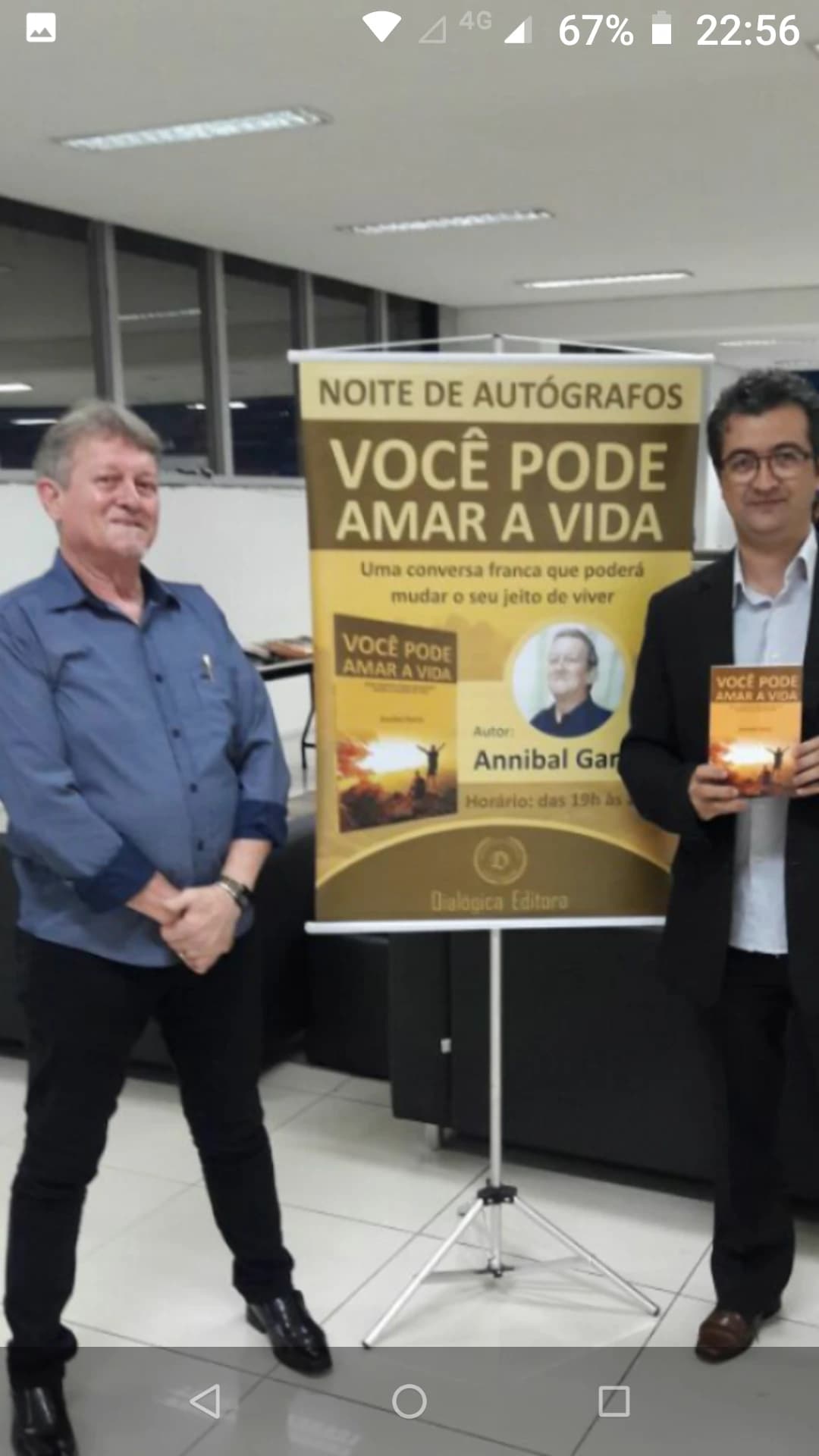 Leitor com o livro Você Pode Amar a Vida de Annibal Garcia - Registro 98