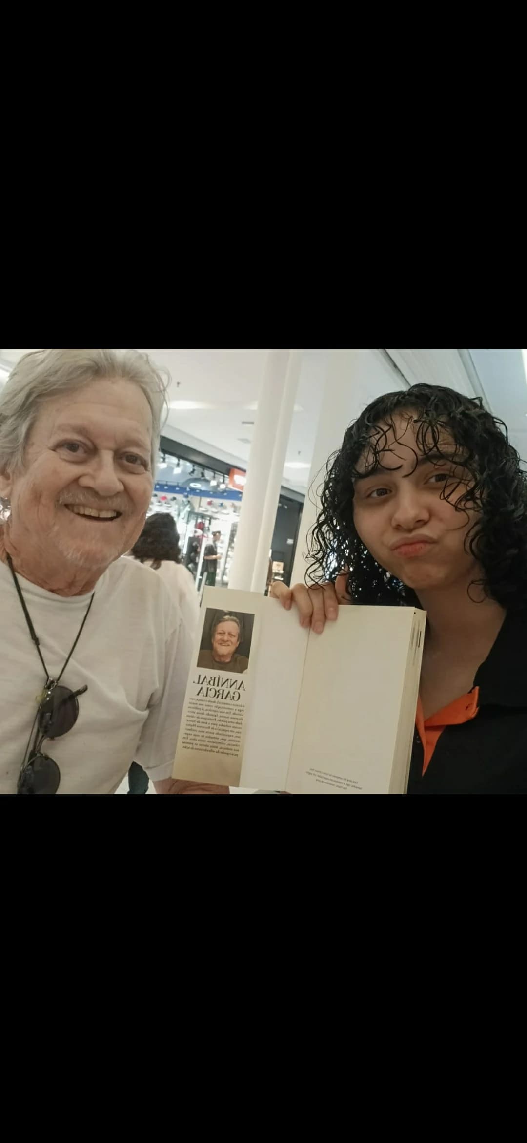 Leitor com o livro Você Pode Amar a Vida de Annibal Garcia - Registro 109
